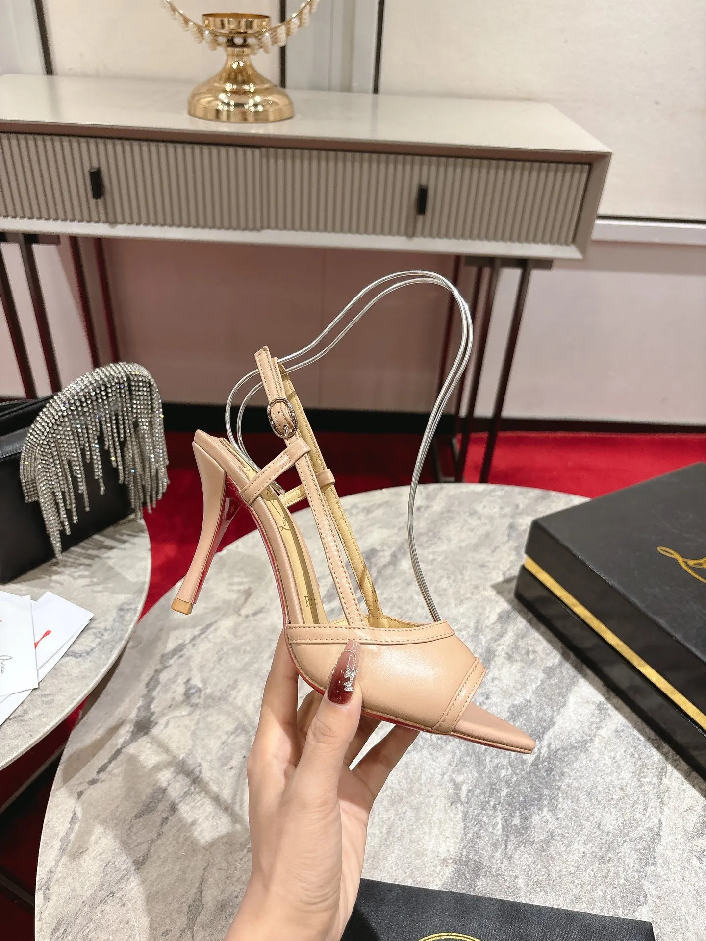 👟👟Ex-factory price 640👟👟 🆑❥∙Back empty sandals🦋✪ꫛꫀw.✔︎ Featuring a slightly pointed toe and slim straps, this model is crafted in white calfskin with an 85mm heel height and added hand-placed crystals on the front. It features our signature Louboutin red sole with Christian Louboutin's signature and heart-shaped stamped logo on the insole. Size: 34 yards-43 yards (34.40.41.42. Customized, non-refundable and non-exchangeable‼️, 43 yards➕20💰) Heel height: 8.5 Color: white black
